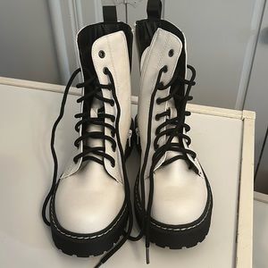 BRAND NEW NEVER WORN Sincerely Jules White Combat Boots